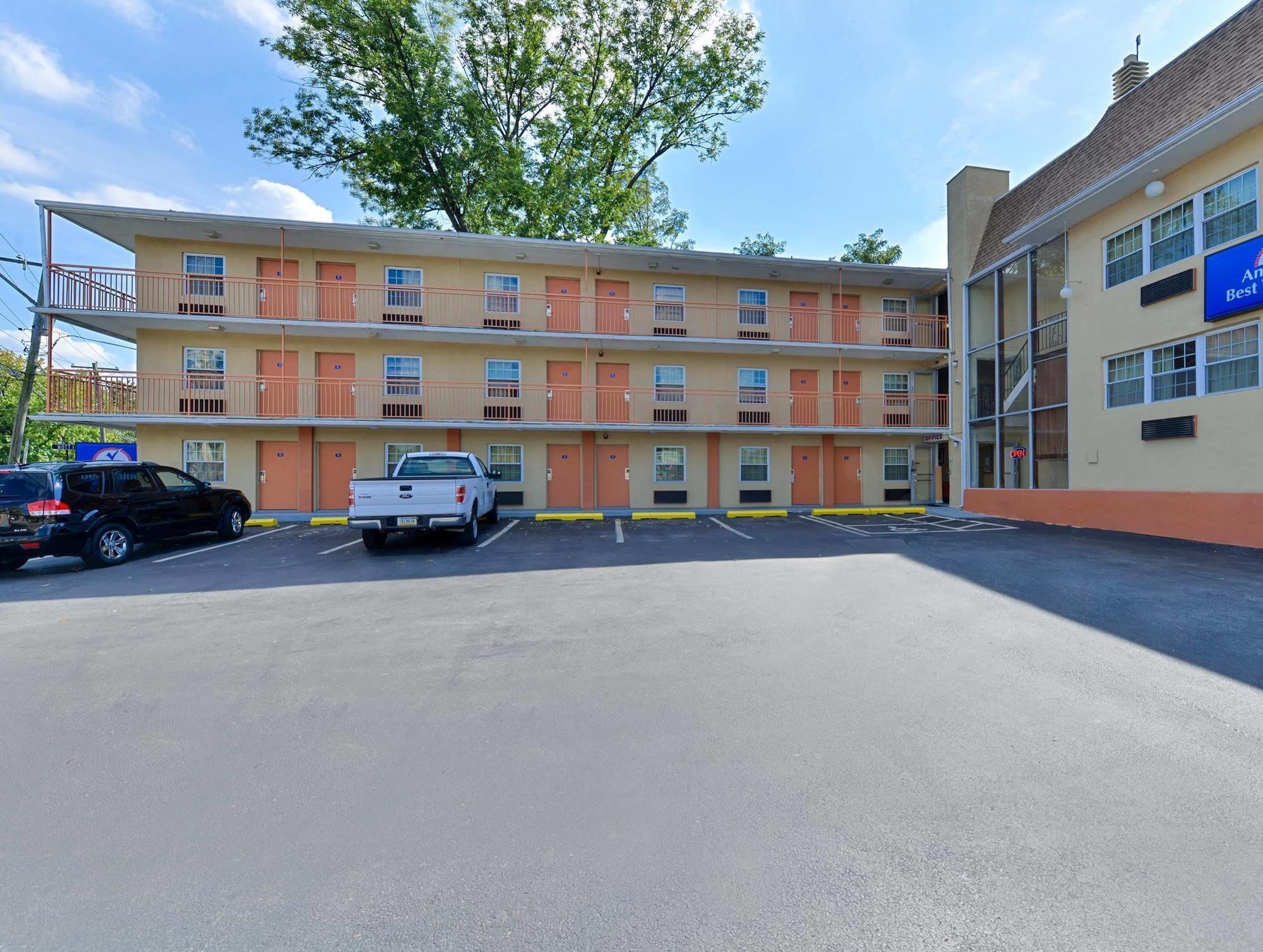 Americas Best Value Inn Media Philadelphia Экстерьер фото