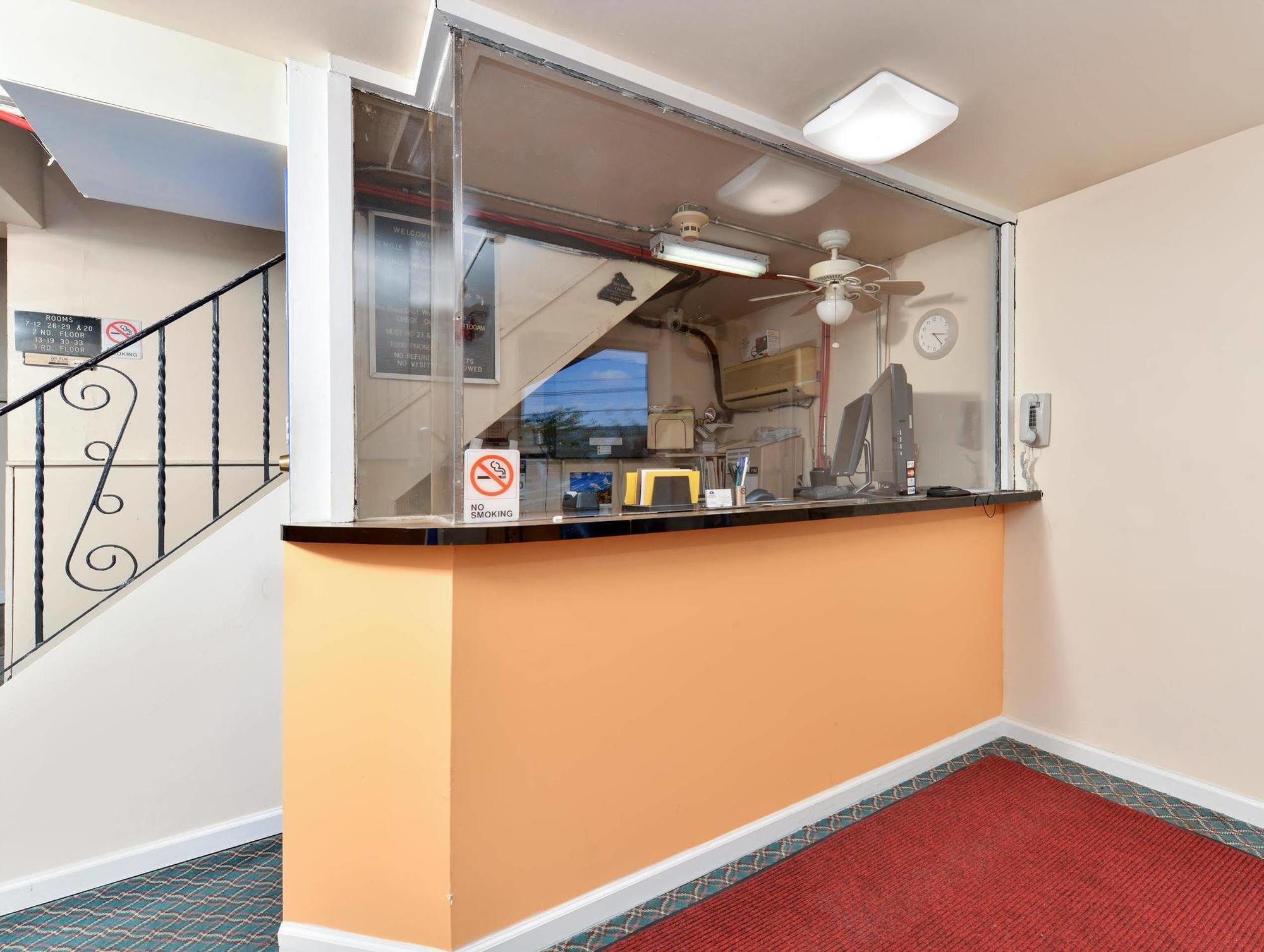 Americas Best Value Inn Media Philadelphia Экстерьер фото